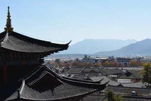 古建屋顶俯瞰秀丽山水景