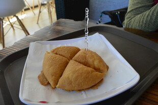 方形盘中的切块糕点