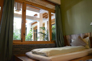 温馨卧室 窗外绿意景致