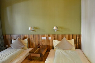 简约双床卧室温馨场景