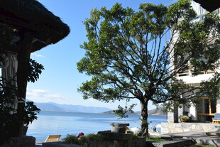 湖畔美景中的惬意建筑