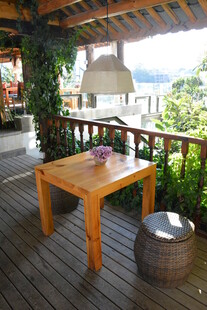 木质露台桌椅惬意小角落