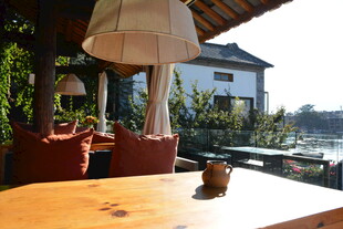 户外休闲露台桌椅场景