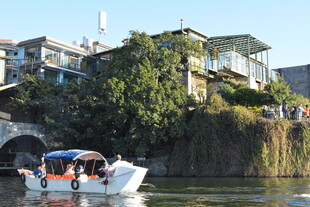 河畔小船与岸边房屋景致