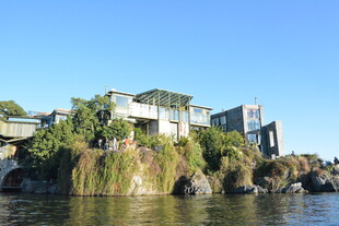 河畔绿植环绕的特色建筑