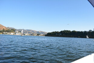 湖光山色中的开阔水域