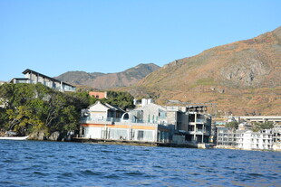 湖畔建筑与远山美景