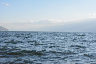 广阔海面与远处山峦景色