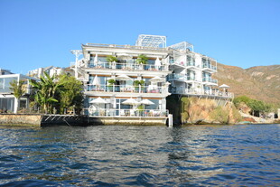 海滨别致白色度假建筑