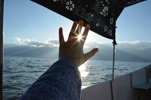 海上伸手指向天空的瞬间