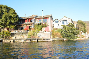 河畔多彩房屋风景