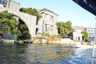 水上石拱桥与沿岸建筑