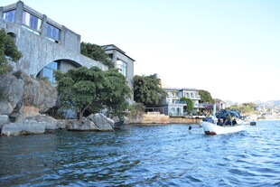 河畔景致 小船悠游于岸边