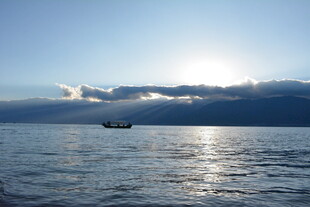 海上日出小船景致