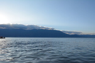 宁静湖面与远处山峦