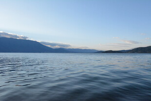 宁静湖面与远处山峦景色