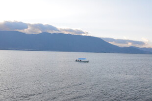 海上孤舟 远山相伴