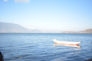 宁静湖面的孤独小船