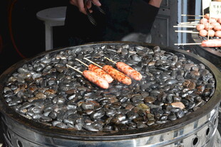 炭火上的美味鲜虾烧烤