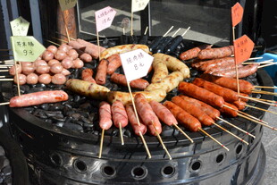 多样烤串摆满烤架