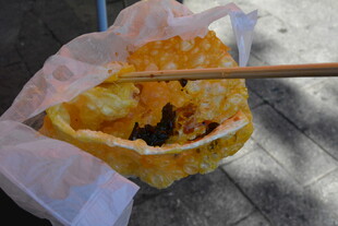 筷子夹起袋中美味食物