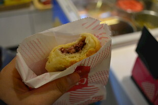 手拿美味炸物小吃