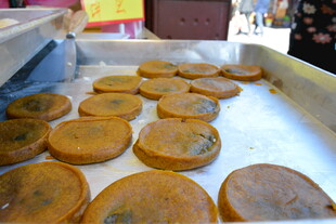 新鲜出炉的美味圆形糕点