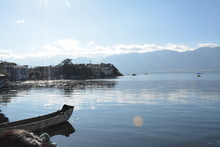 宁静湖畔小船静泊