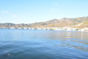 宁静湖畔山水风光