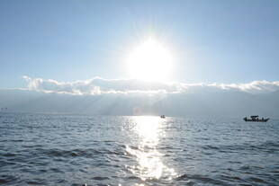 海上日出小船波光美景