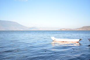 湖面上的孤独小船