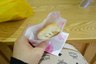 手拿美味糕点特写