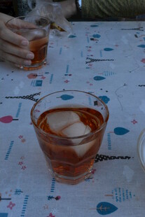 桌上的冰饮与手