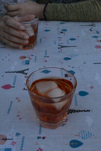 桌上的冰饮与酒杯