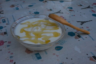 玻璃碗中的蜂蜜酸奶