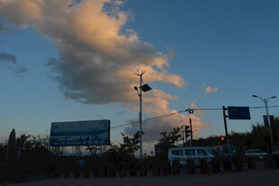 黄昏下的户外广告牌景观