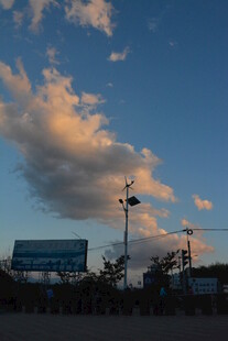 夕阳下的天空与路旁设施