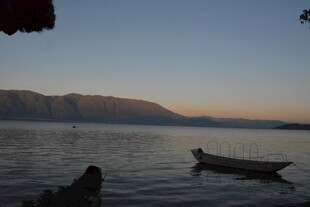 湖畔小船伴黄昏美景