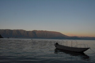 夕阳下湖面的孤舟