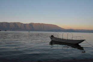 孤舟静泊于宁静湖面