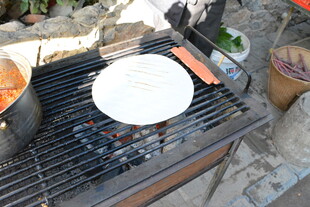 户外烧烤架上的烹饪时刻