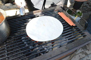 户外烤架上的白色面饼