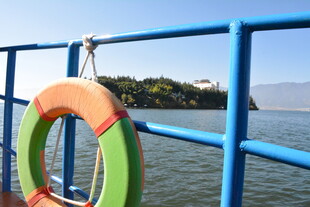 船边的彩色救生圈