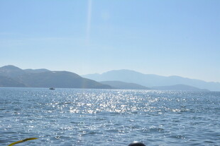 波光粼粼的宁静湖景