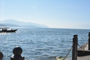 海边码头船只与远处山峦