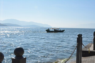 湖畔码头 小船悠游于波光中