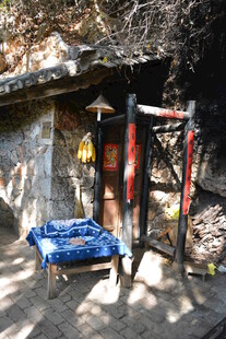 山间小屋旁的户外装备