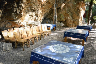 山洞中的酿酒设备与容器