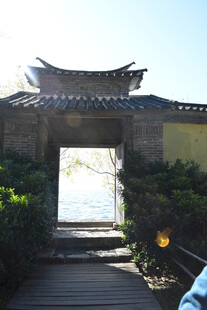 中式古建筑门洞景致