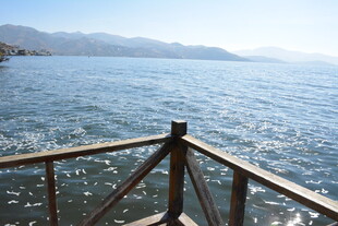 船中视角的辽阔蓝色水域